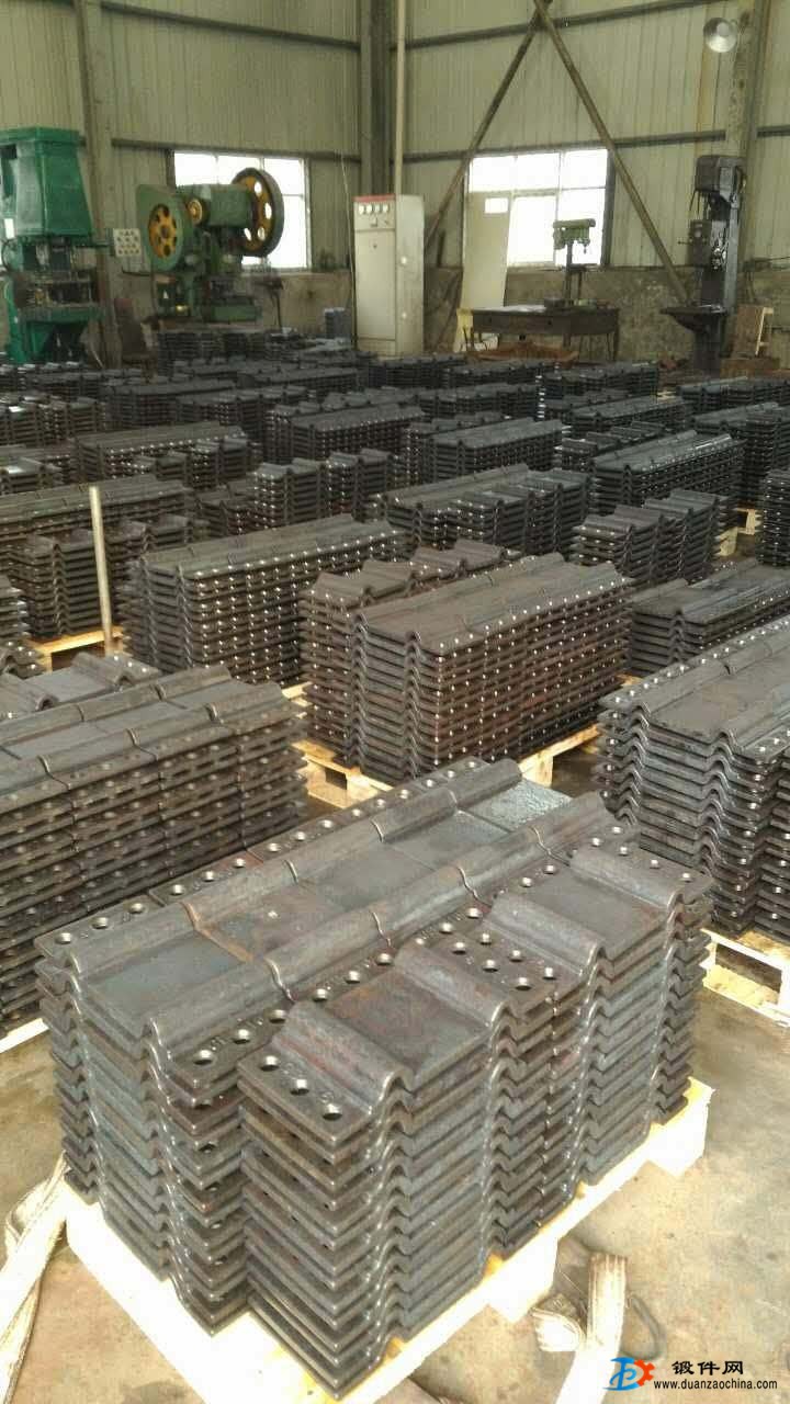 江西鍛造廠專業生產挖掘機搖臂，吊鉤，管卡等鍛造件
